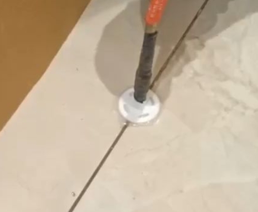 奉节瓷砖空鼓维修公司专业解答瓷砖在铺贴过程中，如果没有涂抹均匀到位的粘结材料（如水泥砂浆或瓷砖胶），可能会导致以下问题