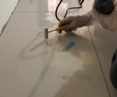 奉节瓷砖开裂维修公司专业分享瓷砖在铺贴前如果没有沥干水分，将会导致以下问题